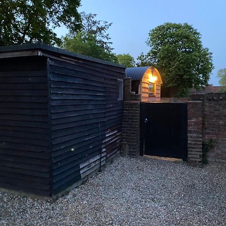 ホテル Gatwick Hideaway Hut チャールウッド エクステリア 写真