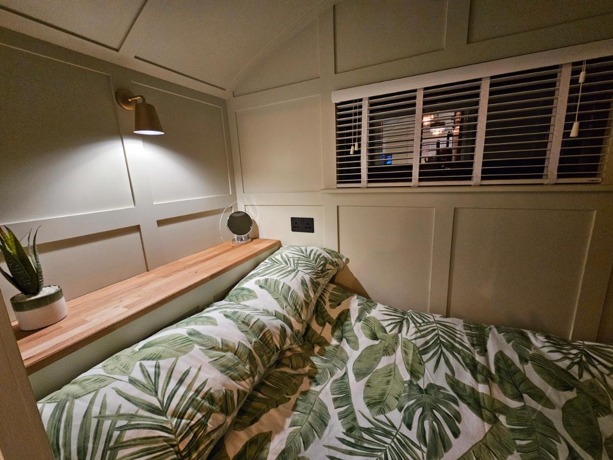 ホテル Gatwick Hideaway Hut チャールウッド エクステリア 写真