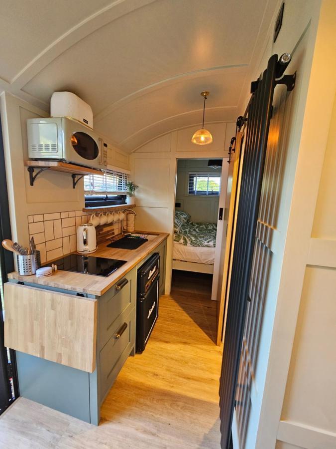 ホテル Gatwick Hideaway Hut チャールウッド エクステリア 写真