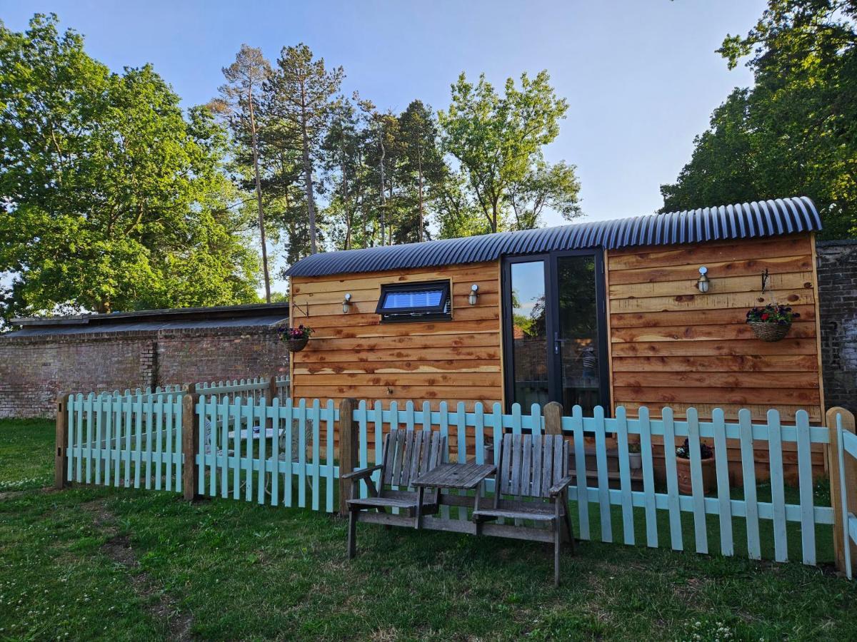 ホテル Gatwick Hideaway Hut チャールウッド エクステリア 写真