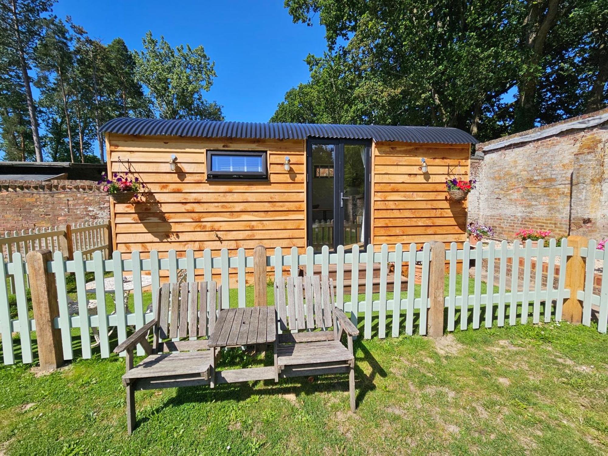ホテル Gatwick Hideaway Hut チャールウッド エクステリア 写真
